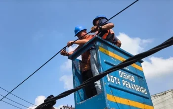 Agung Nugroho Mulai Potong Kabel Fiber Optik Semrawut, Pemko Pekanbaru Tertibkan Provider Nakal
