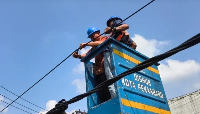 Agung Nugroho Mulai Potong Kabel Fiber Optik Semrawut, Pemko Pekanbaru Tertibkan Provider Nakal