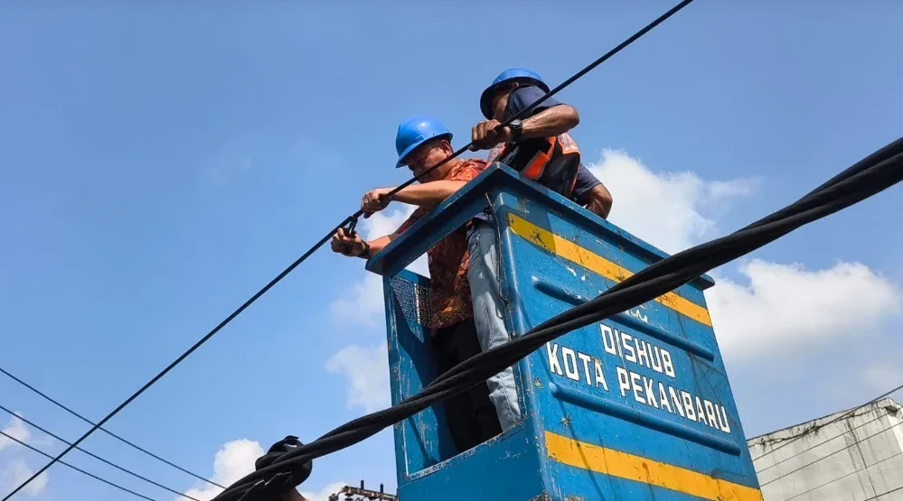 Agung Nugroho Mulai Potong Kabel Fiber Optik Semrawut, Pemko Pekanbaru Tertibkan Provider Nakal