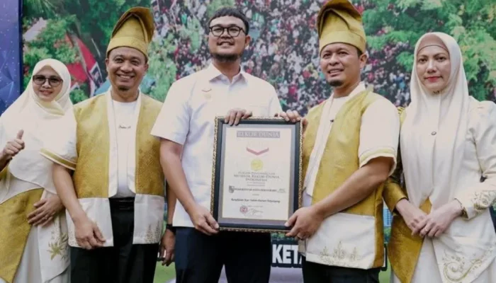Kue Talam Ketan Durian Sepanjang 1,1 Km di Pekanbaru Pecahkan Rekor MURI