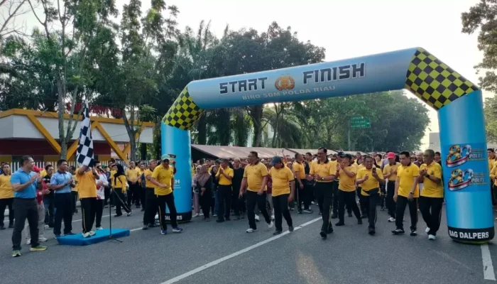 Hari Bhayangkara ke-80, Polda Riau Ajak Warga Olahraga Bersama dan Salurkan Bansos
