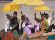 Kapal Harimau Buas Siak Curi Perhatian di Pawai Perahu Hias MTQ Riau