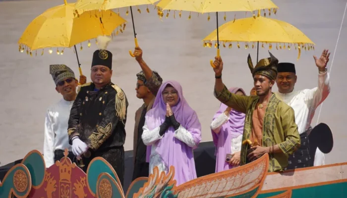 Kapal Harimau Buas Siak Curi Perhatian di Pawai Perahu Hias MTQ Riau