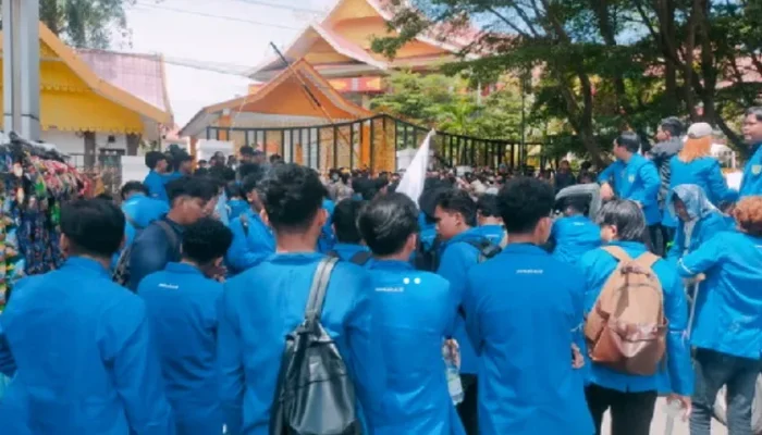Mahasiswa UIR Kepung DPRD Riau, Tuntut Audit MBG hingga UU Perampasan Aset