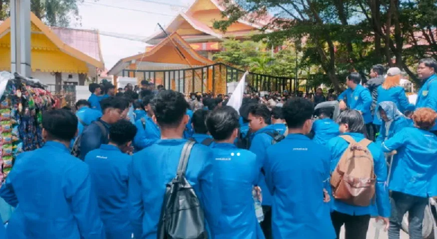 Mahasiswa UIR Kepung DPRD Riau, Tuntut Audit MBG hingga UU Perampasan Aset