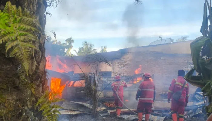 Usai Padamkan Karhutla di Kandis, Tim Manggala Agni Bantu Selamatkan Rumah Warga dari Kebakaran