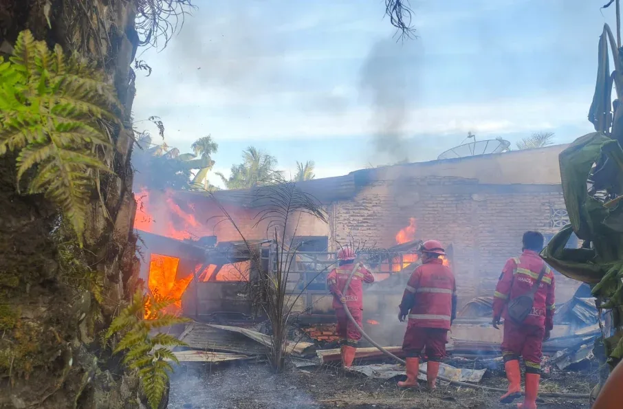 Manggala Agni Pekanbaru Bantu Padamkan Rumah Warga