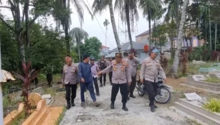 Kapolsek Ujungbatu Pimpin Patroli Besar, Temukan Dugaan Bong Narkoba di TPU Simpang Ngaso
