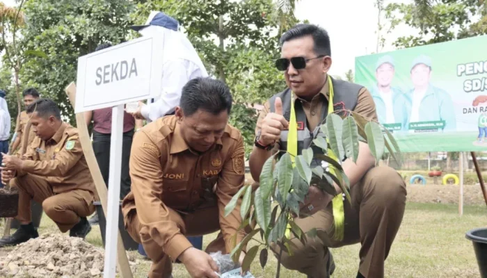 Pemkab Inhu Tanam 4.000 Pohon Serentak, Sekolah Jadi Garda Depan Pelestarian Lingkungan