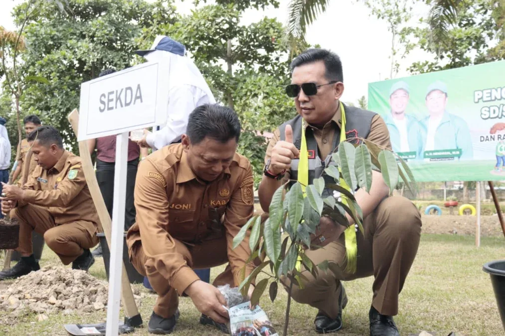 Pemkab Inhu Tanam 4.000 Pohon Serentak, Sekolah Jadi Garda Depan Pelestarian Lingkungan