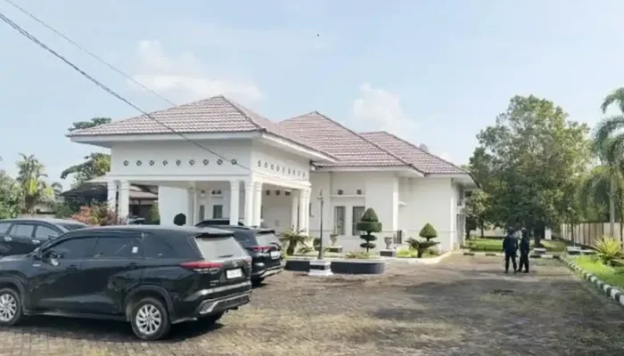 Pengamanan Superketat Rumah Dinas Sekda Kuansing, Brimob Bersenjata Laras Panjang Dikerahkan