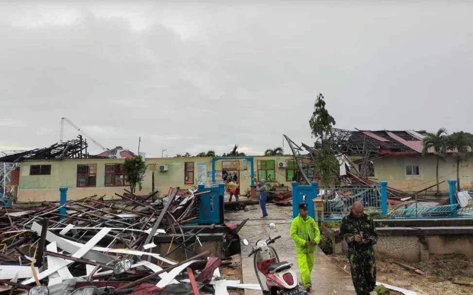 Puting Beliung Terjang Bandar Laksamana