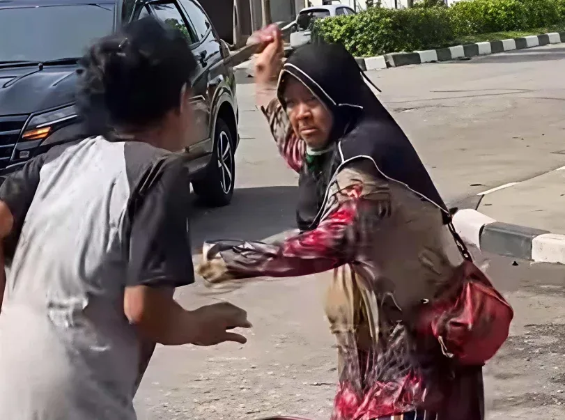 Viral PKL Buket Bunga Mengamuk di Jalan Diponegoro
