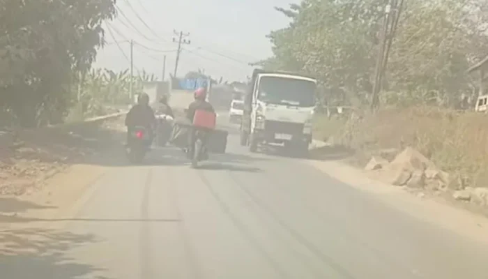 Debu Tebal Proyek Perbaikan Jalan Provinsi Lampung Ruas Pringsewu–Sukoharjo Dikeluhkan, Pengendara Minta Kontraktor Lakukan Penyiraman Rutin