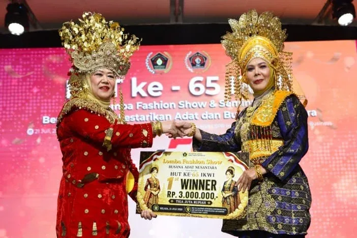 IKWI Riau Juara I Fashion Show Busana Adat Nusantara HUT Ke-65 IKWI Nasional