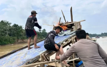 Polsek Kuantan Mudik Bongkar Rakit PETI di Sungai Kuantan