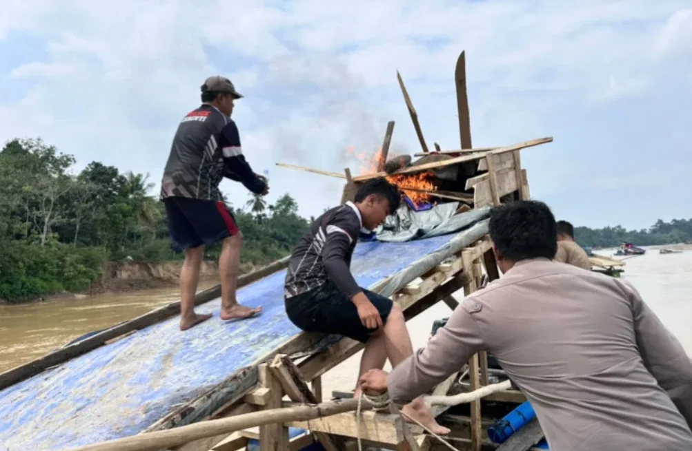 Polsek Kuantan Mudik Bongkar Rakit PETI di Sungai Kuantan