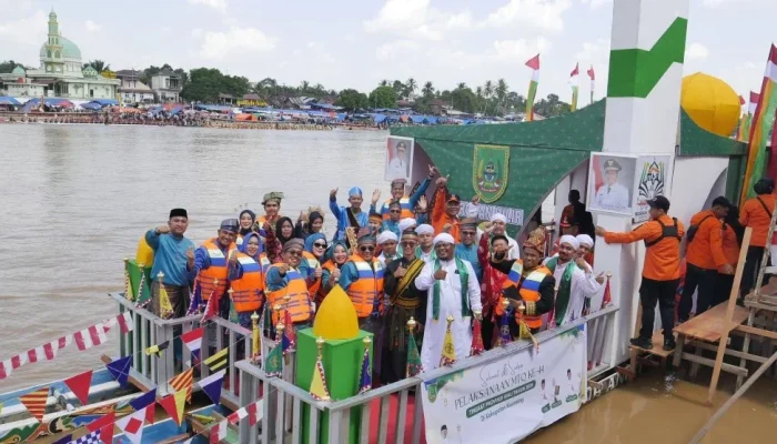 Bupati Rohil Hadiri Parade Perahu Hias MTQ Riau, Tampilkan Semangat Syiar Islam dan Budaya Melayu