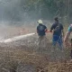 Kebakaran Lahan Depan Mall SKA Pekanbaru Dipadamkan