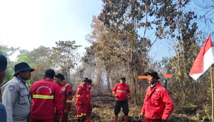 Di Tengah Pemadaman Karhutla, Manggala Agni Tetap Kibarkan Merah Putih di HUT RI ke-81