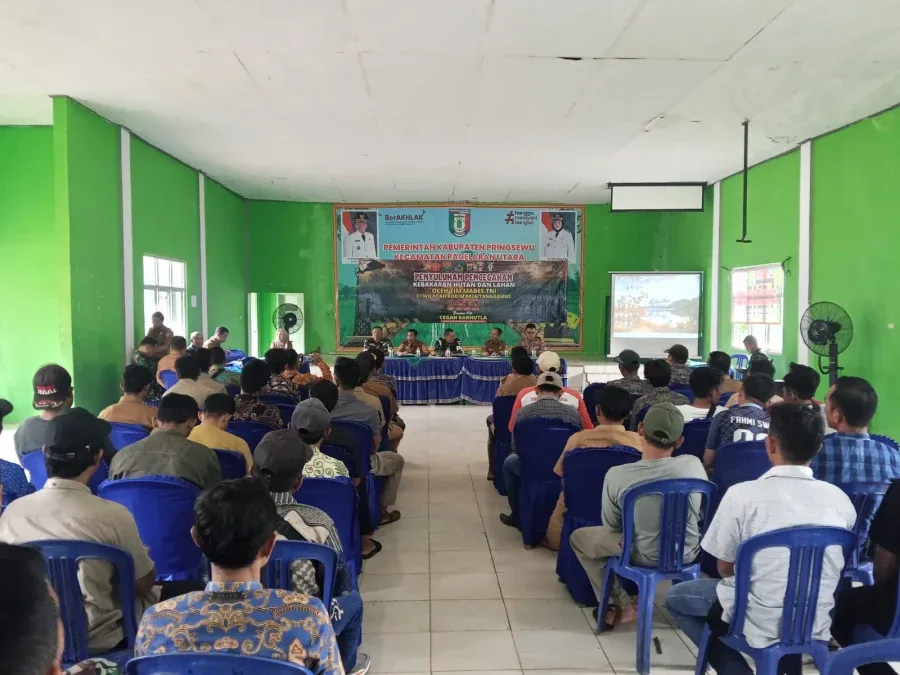 Tim Mabes TNI memberikan penyuluhan pencegahan kebakaran hutan dan lahan kepada aparatur pemerintahan serta masyarakat dari 10 pekon di Gedung Serbaguna Kecamatan Pagelaran Utara, Kabupaten Pringsewu. Sumber foto: Istimewa.