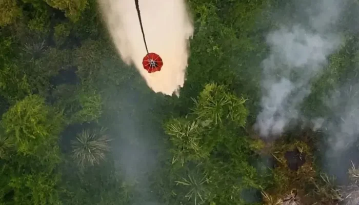 Karhutla Riau, Lanud Roesmin Nurjadin Kerahkan Helikopter Water Bombing Padamkan Api di Medan Sulit