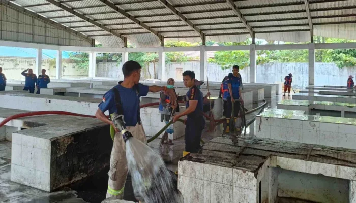 Pemko Pekanbaru Bongkar Tembok Sekolah untuk Relokasi 450 Pedagang
