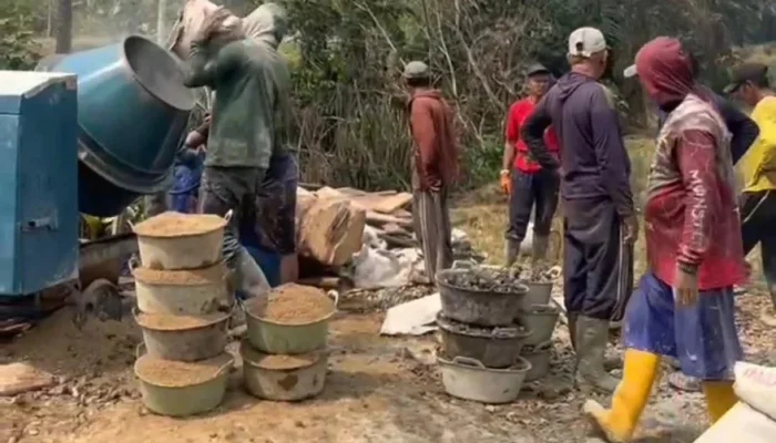 Warga Sinar Mulia Patungan Bangun Jembatan, Ketua DPRD Pringsewu Turun Langsung
