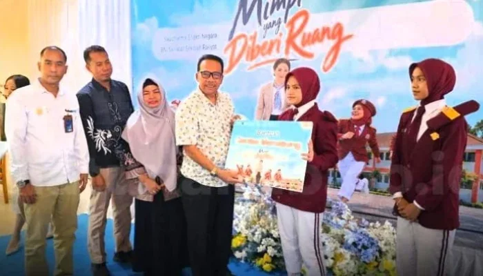 Wabup Natuna Salurkan Beasiswa BNI untuk Tiga Siswa Berprestasi