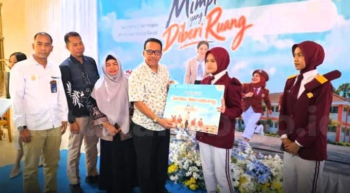 Beasiswa BNI Natuna Diberikan kepada Tiga Siswa Berprestasi
