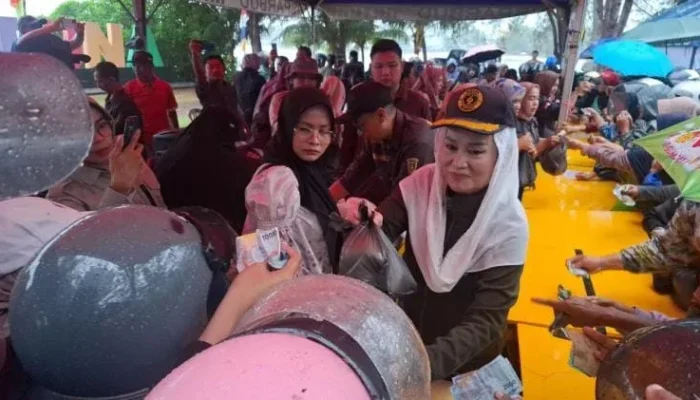 Hujan Tak Surutkan Warga, Bupati Natuna Pantau Pasar Murah